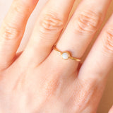 Solitario vintage in oro giallo 9K con opale (0.15ct ca.), anno 1978