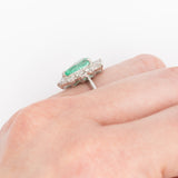 Anello a margherita vintage in platino con smeraldo di taglio a goccia (1.05ct) e diamanti di taglio brillante (1ctw), anni ‘80