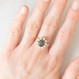 Anello a margherita vintage in oro giallo 14K con zaffiro (1.30ct ca.) e diamanti di taglio brillante (0.47ctw ca.), anni ‘60/‘70