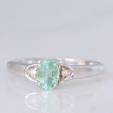 Trilogy moderno in oro bianco 9K con smeraldo (0.40ct ca.) e diamanti (0.03ctw ca.), anno 2007