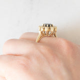 Anello a margherita vintage in oro giallo 14K con zaffiro (1.30ct ca.) e diamanti di taglio brillante (0.47ctw ca.), anni ‘60/‘70