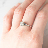 Solitario Art Déco in oro bianco 18K con diamante di taglio brillante (0.08ct ca.) e zaffiri di taglio triangolare, anni ‘30