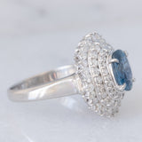 Anello a margherita vintage in platino con zaffiro (1.54ct) e diamanti (1.01ctw), anni ‘80