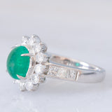 Anello a margherita in platino con smeraldo cabochon (1.35ct) e diamanti (1.13ctw), anni ‘70/‘80