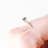 Solitario vintage in oro bianco 14K con diamante blu trattato di taglio brillante (0.45ct ca.), anni ‘90