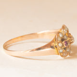 Anello antico in oro giallo 16K con diamante di taglio rosetta, rubini e perline bianche, fine ‘800/inizio ‘900