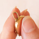 Ciondolo portafoto antico in oro giallo 14K con diamanti di taglio vecchia Europa (0.07ctw ca.), anni ‘10/‘20