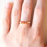 Anello trilogy moderno in oro giallo 9K con topazi arancioni trattati, anno 2006