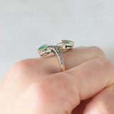 Anello contrarier vintage in stile antico in oro giallo 18K e argento con smeraldi (1.20ctw ca.) e diamanti di taglio rosetta (0.24ctw ca.), anni ‘60