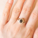 Anello a margherita vintage in oro giallo e bianco 9K con zaffiro (1ct ca.) e diamanti (0.05ctw ca.), anno 1989