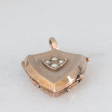 Ciondolo portafoto antico a forma di scudo in oro giallo 9K con perline bianche, primi del ‘900