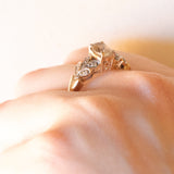 Anello vintage in oro giallo e bianco 9K con zaffiro giallo (1ct ca.) e diamanti, anni ‘60/‘70