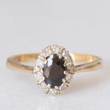 Anello a margherita vintage in oro giallo 9K con zaffiro (0.75ct ca.) e diamanti (0.10ctw ca.), anno 1981