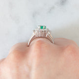 Anello ballerina vintage in oro bianco 14K con smeraldo (0.50ct ca.) e diamanti di taglio brillante e baguette (1ctw ca.), anni ‘70/‘80
