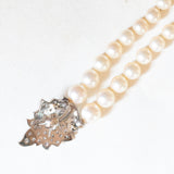 Collana vintage con filo di perle bianche e con decorazioni in oro bianco 18K e 14K con diamanti (1.20ctw ca.) e zaffiro (0.40ct ca.), anni ‘60