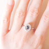 Anello a margherita vintage in oro bianco 18K con zaffiro (0.40ct ca.) e diamanti (0.16ctw ca.), anni ‘60/‘70