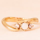 Anello trilogy in oro giallo e bianco 9K con opale (0.20ct ca.) e pietre bianche imitazioni di diamanti, anno 1999