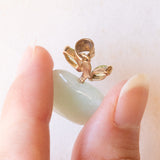 Collana vintage con catenina in oro giallo 9K e con ciondolo a forma di mela in oro giallo 9K con giada verde chiaro e peridoti, anni ‘80