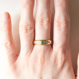 Anello gypsy vintage in oro giallo 18K con smeraldo (0.15ct ca.) e diamanti di taglio brillante (0.20ctw ca.), anni ‘60