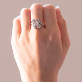 Anello antico in oro bianco 18K con diamanti (centrali di taglio vecchia miniera e per un totale di 2ct ca.), anni ‘40