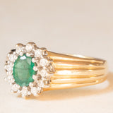 Anello a margherita vintage in oro giallo e bianco 14K con smeraldo (0.70ct ca.) e diamanti di taglio brillante (0.36ctw ca.), anni ‘60/‘70