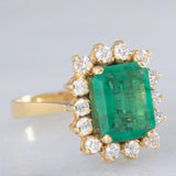 Anello a margherita vintage in oro giallo 18K con smeraldo (1.50ct ca.) e diamanti di taglio brillante (0.56ctw ca.), anni )70/‘80