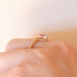 Anello vintage in oro giallo 9K con zaffiro rosa sintetico di taglio a cuore (0.60ct ca.) e diamante, anni ‘90 ca.