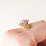 Anello a fiore vintage in oro giallo e bianco 14K con diamanti di taglio brillante (0.95ctw ca.), anni ‘60/‘70