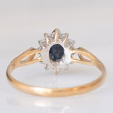 Anello a margherita vintage in oro giallo e bianco 9K con zaffiro (0.60ct ca.) e diamanti (0.06ctw ca.), anno 1988