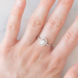 Anello a margherita a goccia in platino con diamanti (0.61ctw), anni ‘2000