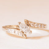 Anello vintage in oro bianco 14K con diamante centrale di taglio marquise (0.25ct ca.) e con diamanti laterali di taglio brillante (0.16ctw ca.), anni ‘70