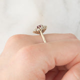 Anello a margherita vintage in oro bianco 14K con rubino (0.50ct ca.) e diamanti (0.30ctw ca.), anni ‘70/‘80