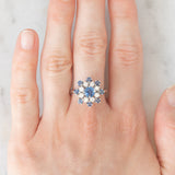 Anello a fiocco di neve vintage in oro bianco 14K con zaffiri (1.10ctw ca.) e diamanti di taglio brillante (0.48ctw ca.), anni ‘70/‘80