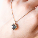 Collana vintage con catenina in oro bianco 14K con ciondolo in oro bianco 14K con zaffiro (1.50ct ca.) e diamanti di taglio brillante (0.30ctw ca.), anni ‘70