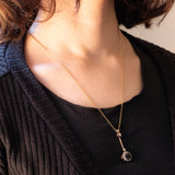 Collier con catenina vintage in oro giallo 9K e con pendente antico in oro giallo e bianco 14K con zaffiro (1.60ct ca.) e diamanti (0.80ctw ca.), anni ‘20/‘30