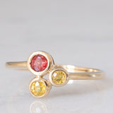 Trilogy astrattato in oro giallo 8K con topazi colorati (0.30ctw ca.), anni ‘70/‘80