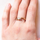 Anello trilogy in oro giallo e bianco 9K con opale (0.20ct ca.) e pietre bianche imitazioni di diamanti, anno 1999