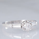 Solitario Art Déco in oro bianco 18K con diamante di taglio brillante (0.15ct ca.), anni ‘30