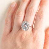 Anello a margherita francese vintage in platino e in oro bianco 18K con acquamarina (1.60ct ca.) e diamanti di taglio brillante (0.80ctw ca.), anni ‘70/‘80