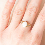 Anello vintage in oro giallo e bianco 8K con opale (1ct ca.) e diamanti, anni ‘60