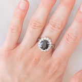 Anello a margherita vintage in platino con zaffiro (4.30ct) e diamanti (1.05ctw), anni ‘80