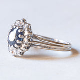 Anello a margherita vintage in oro bianco 18K con zaffiro (1.50ct ca.) e diamanti di taglio brillante (0.36ctw ca.), anni ‘60/‘70