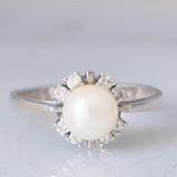 Anello a margherita vintage in oro bianco 14K con perla bianca e diamanti di taglio brillante (0.20ctw ca.), anni ‘60