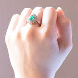 Anello ballerina in oro bianco 18K con smeraldo (0.70ct ca.) e diamanti di taglio brillante e di taglio baguette (0.82ctw ca.), anni ‘60/‘70