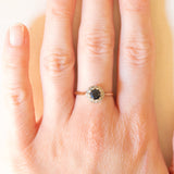 Anello a margherita vintage in oro giallo 9K con zaffiro (0.70ct ca.) e diamanti (0.05ctw ca.), anni '70