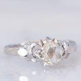 Solitario antico in oro bianco 18K con diamante di taglio rosa coroné (0.60ct ca.), anni ‘20/‘30