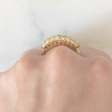 Tripla veretta in oro giallo 14K con peridoti verdi (1ctw ca.) e opali (0.80ctw ca.), anni ‘80