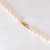 Collana vintage con filo di perle bianche e chiusura in oro giallo 9K, anni ‘60/’70