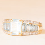 Anello a fascia vintage in oro giallo e bianco 14K con topazi azzurri trattati (2.30ctw ca.), anni ‘70