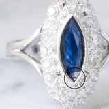 Anello a margherita navette in oro bianco 14K con zaffiro (1ct ca.) e diamanti (0.72ctw ca.), anni ‘70/‘80